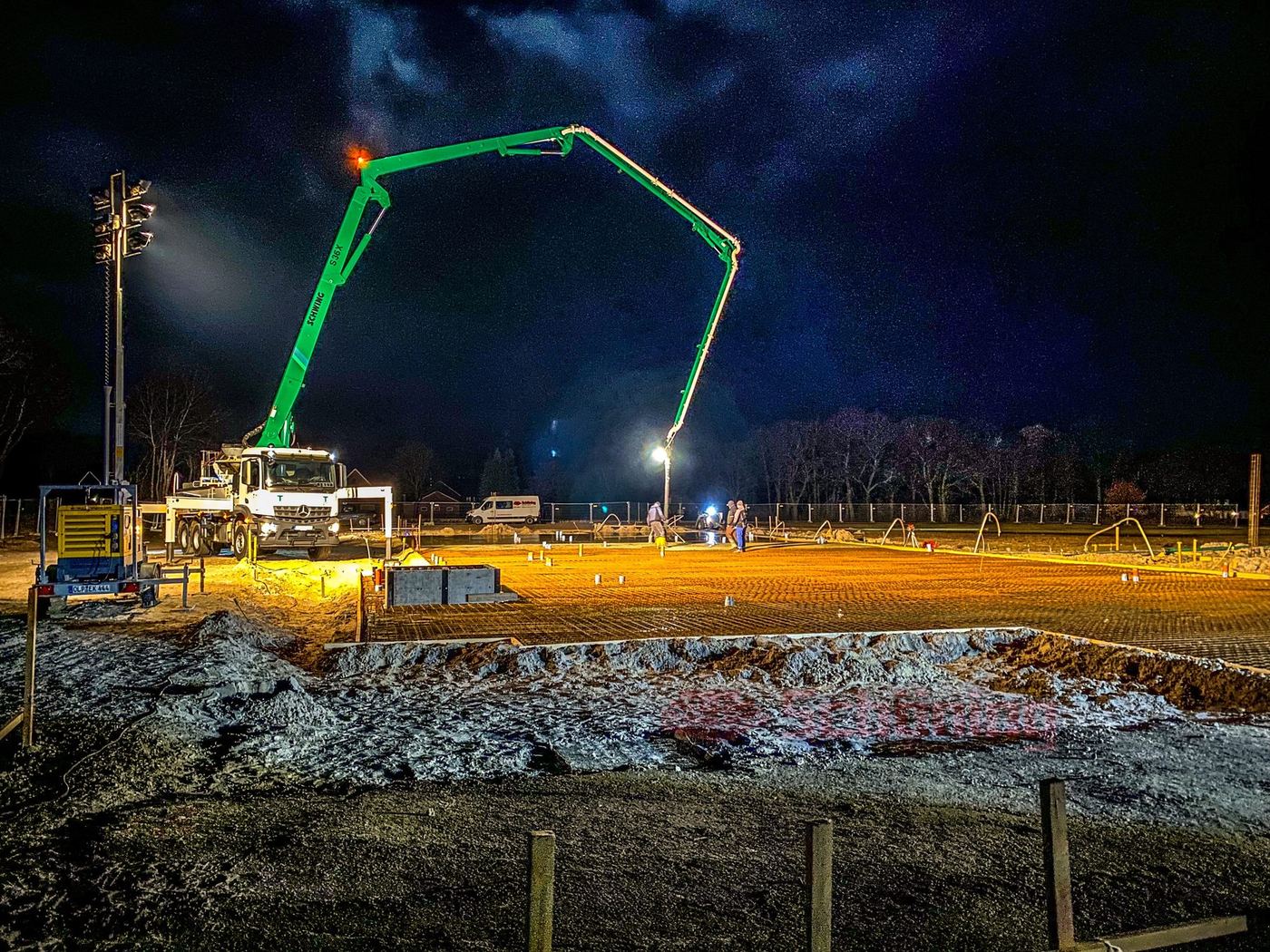 Betonage der Bodenplatte in der Nachtschicht
