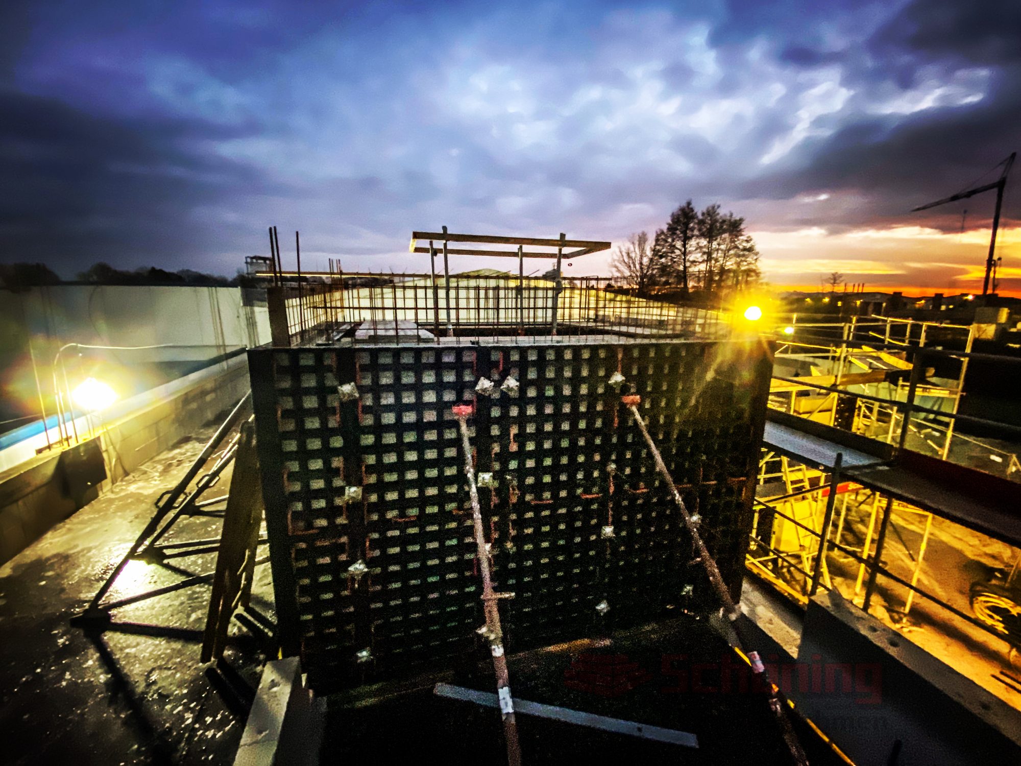 Rohbau in der Abenddämmerung