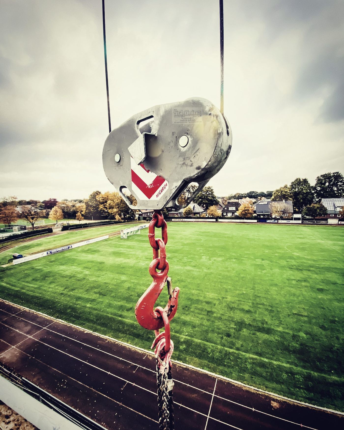 Kranhaken über dem Sportplatz