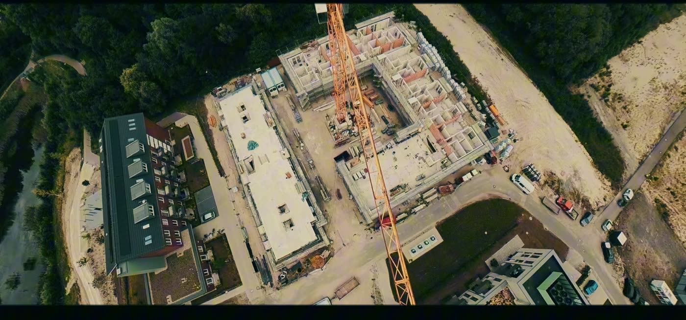 Senkrechte Luftaufnahme der Baustelle mit Turmdrehkran